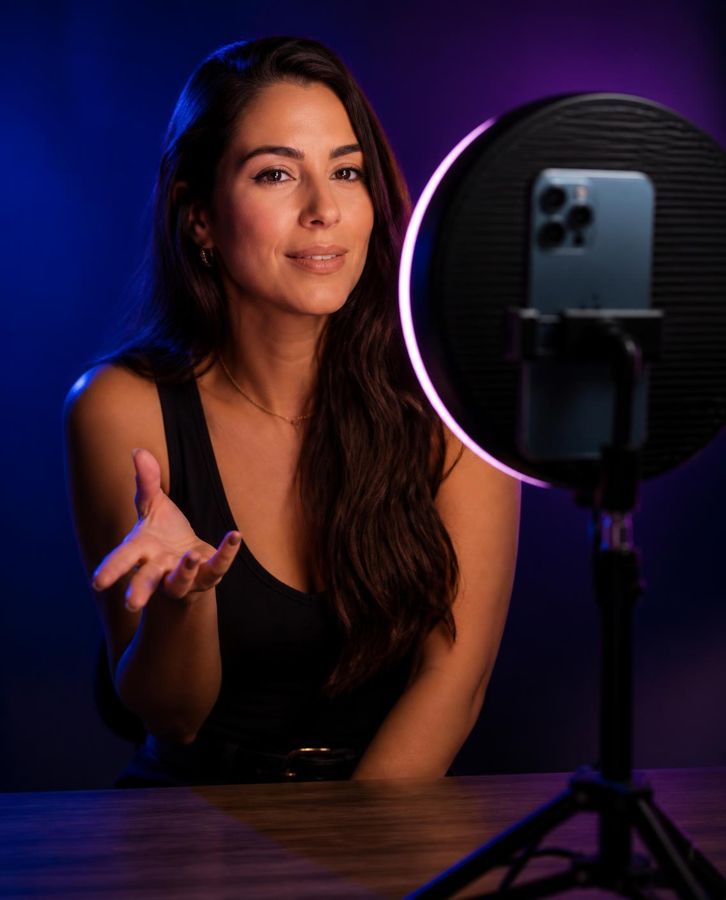Criadora de conteúdo gravando vídeo com o celular